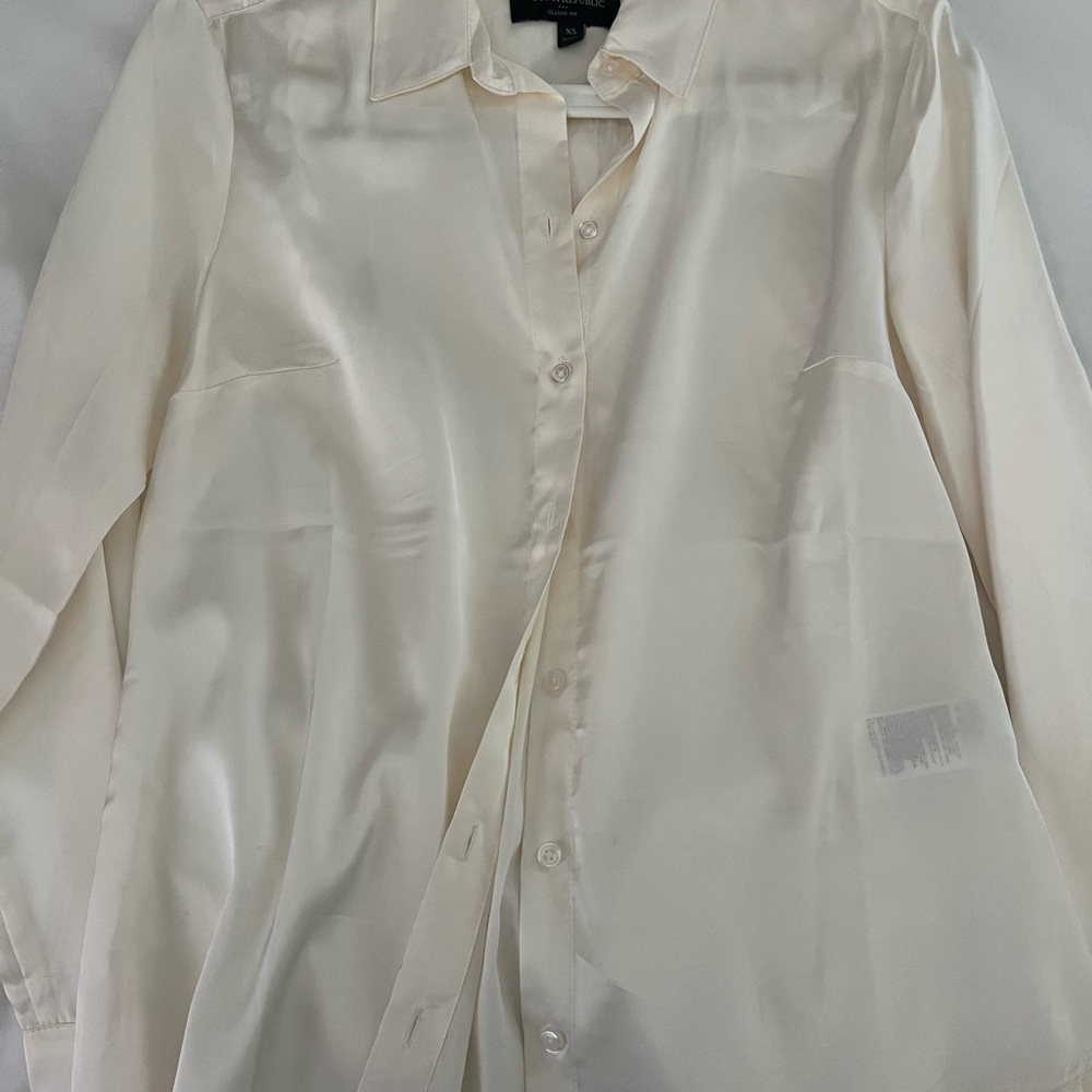 Banana Republic Classic Fit Silk-Look Ivory Button-Up Blouse XS